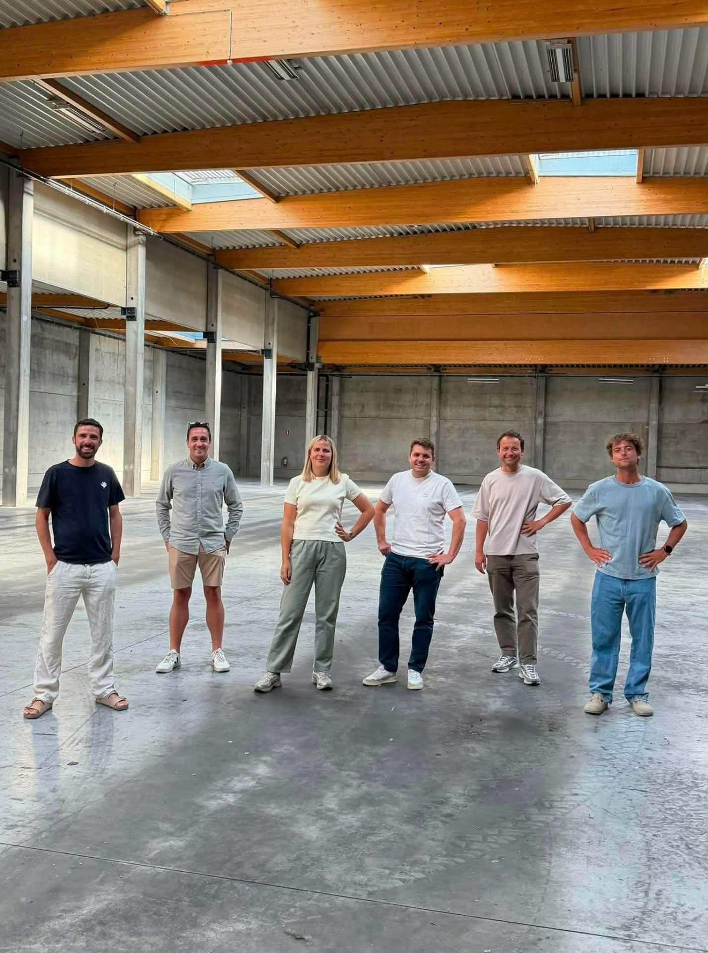 Les six fondateurs du Wood Padel Club dans le hall industriel du futur club, à Namur